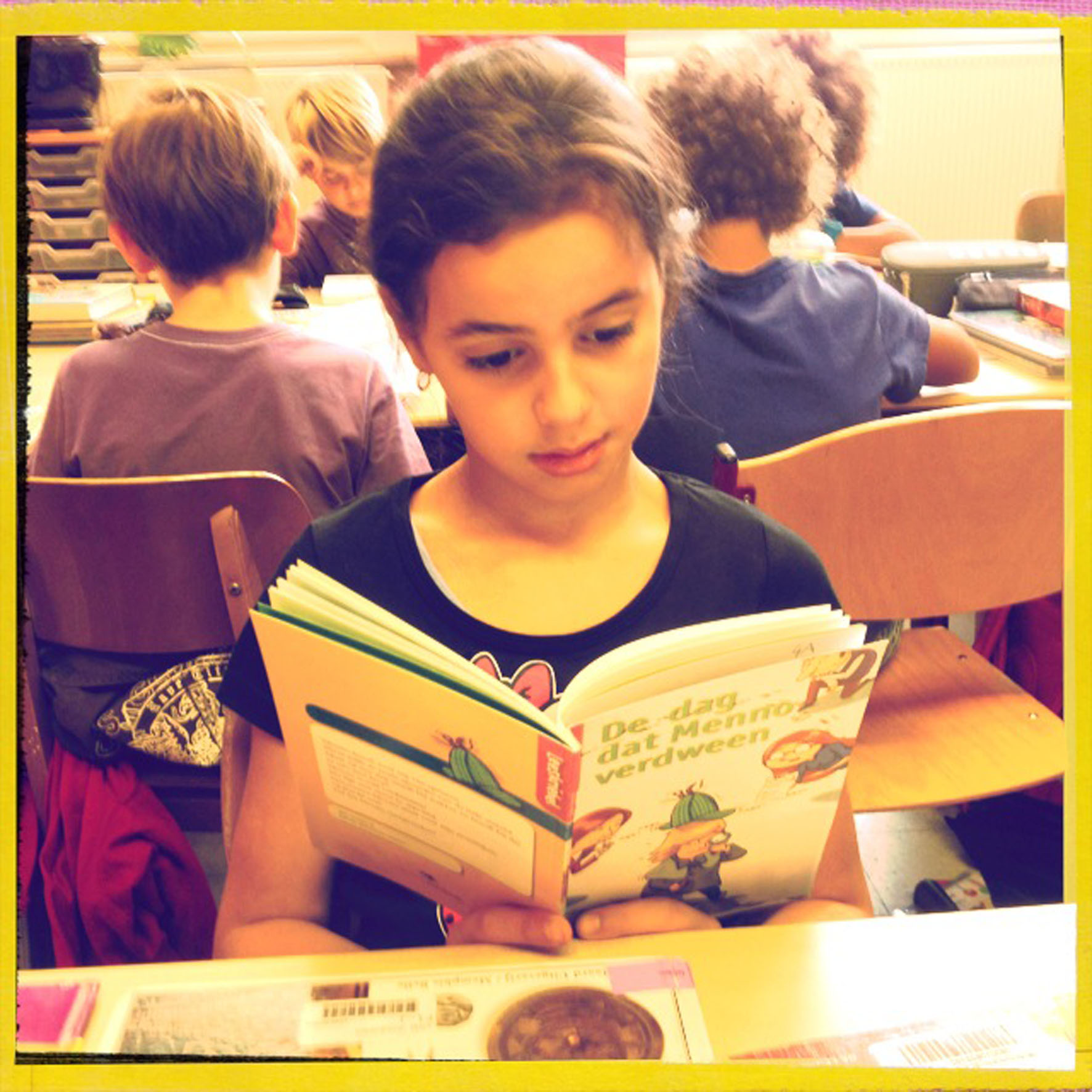 een meisje leest een boek