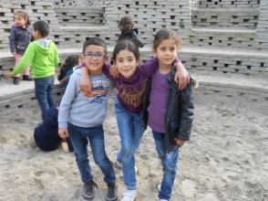 Mohamed, Houda en Fatima op de nieuwe speelplaats van de Piramide