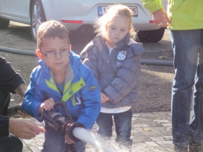 2 kindjes van Stedelijke Kleuterschool De Schroef zijn op bezoek bij de Brandweer