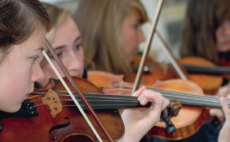 Leerlingen van het Deeltijds Kunstonderwijs Antwerpen spelen viool