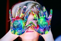 kind met gekleurde handen. foto: pexels - Sharon McCutcheon