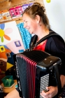 Juf Cecile speelt accordeon in kleuterschool De Schroef