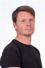 Koen Delahaye in zwart t-shirt in Stedelijjk Lyceum Linkeroever