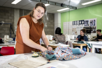 Realisaties dameskleding - een cursiste creëert een eigen jurk in het naaiatelier