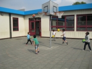 Kinderen spelen basketbal Aan de Stroom