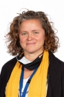 Valerie Van Berendonck met een gele sjaal in Stedelijk Lyceum Linkeroever