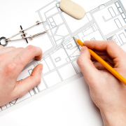 Een architect tekent een plan uit.